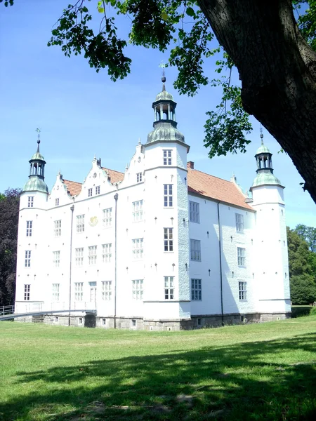 Velho castelo antigo branco — Fotografia de Stock