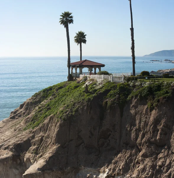美丽的凉亭俯瞰着鸟巢海滩 图库照片