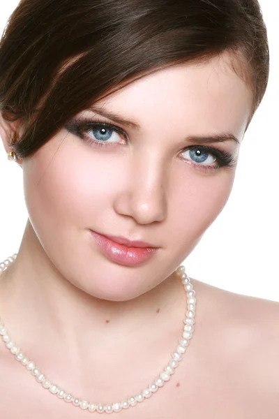 Jonge brunette dame. Close-up portret op witte achtergrond — Stockfoto