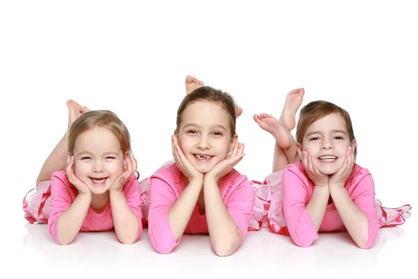 Μικρή, ευτυχής κορίτσια που κείνται σε λευκό φόντο — Φωτογραφία Αρχείου