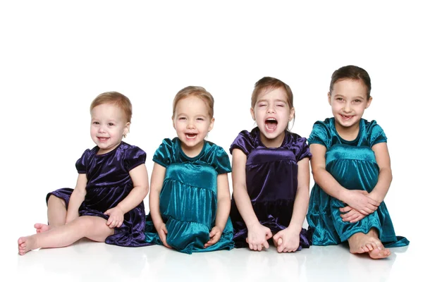 Meninas pequenas e felizes em um fundo branco — Fotografia de Stock