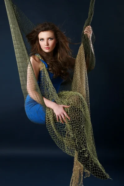 Όμορφο κορίτσι στο δίχτυ ψαρέματος — Φωτογραφία Αρχείου
