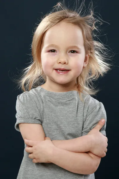 Retrato de uma menina feliz no estúdio — Fotografia de Stock