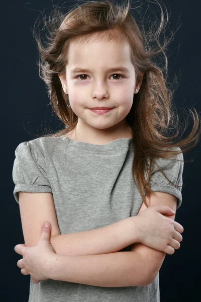 Portret szczęśliwy młodej dziewczyny w studio — Zdjęcie stockowe