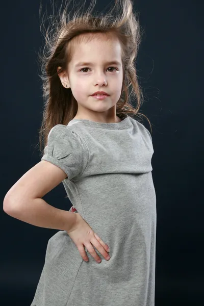 Porträtt av en lycklig ung flicka i studio — Stockfoto