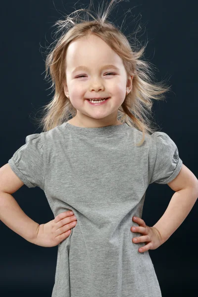 Porträtt av en lycklig ung flicka i studio — Stockfoto