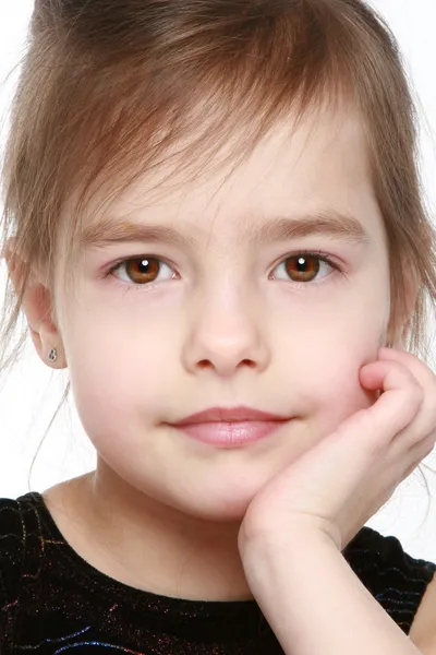 Entzückendes kleines Mädchen auf weißem Hintergrund. Porträt aus nächster Nähe — Stockfoto
