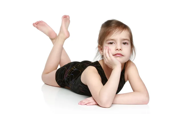 Entzückendes kleines Mädchen auf weißem Hintergrund liegend — Stockfoto