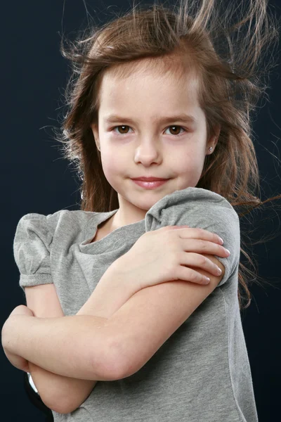 Portret szczęśliwy młodej dziewczyny w studio — Zdjęcie stockowe