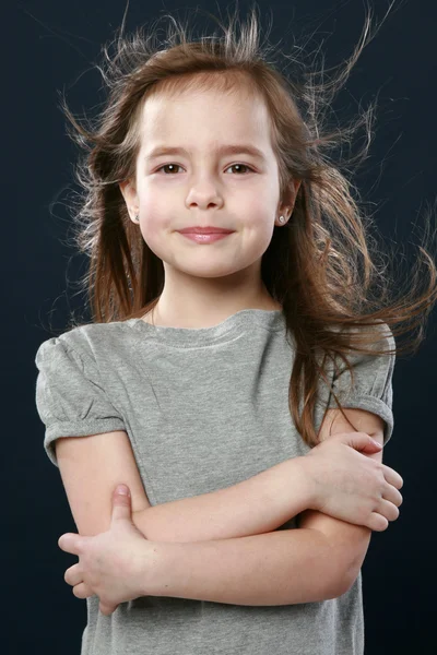 スタジオで幸せな若い女の子の肖像画 — ストック写真