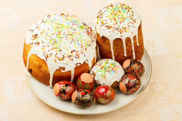 stock image Plate with an easter pie and eggs