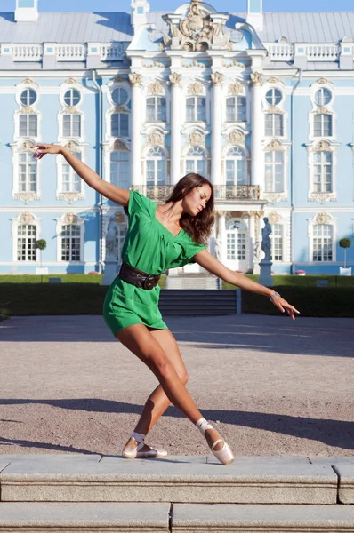 宮殿の近くバレリーナが踊る — ストック写真