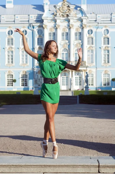 Балерина танцует рядом с дворцом — стоковое фото