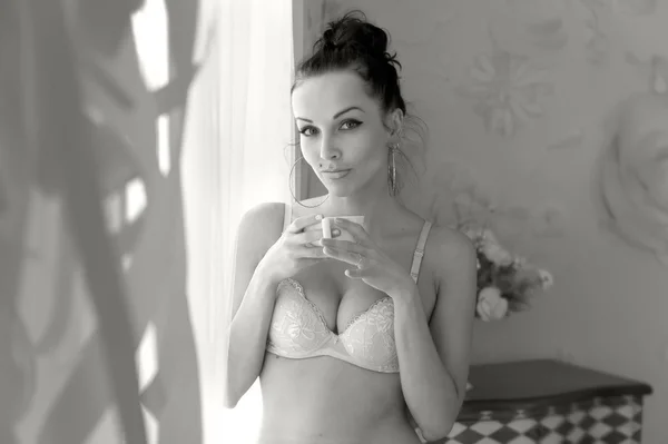 Reggel. szép nő az ablakban teát iszik — Stock Fotó