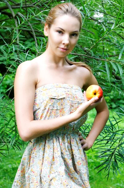 애플과 아름 다운 여자 — 스톡 사진