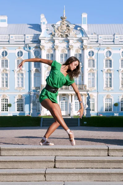 芭蕾舞女演员跳舞在皇宫附近 — 图库照片