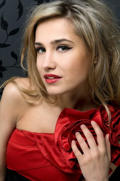 Blondine im roten Kleid — Stockfoto