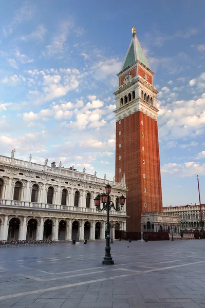 Venetië. San Marcoplein en de bell tower — Stockfoto