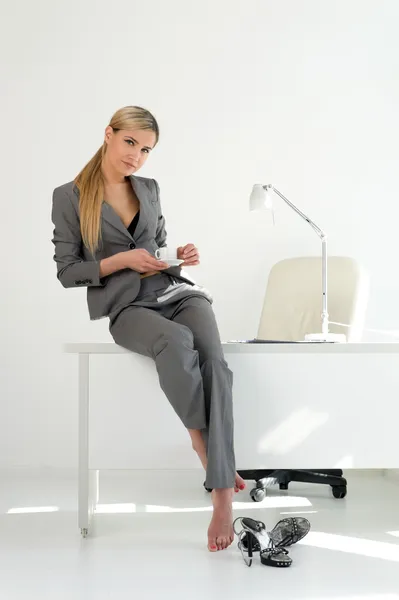 Beautiful woman. relaxing time in the office — Stock Photo, Image