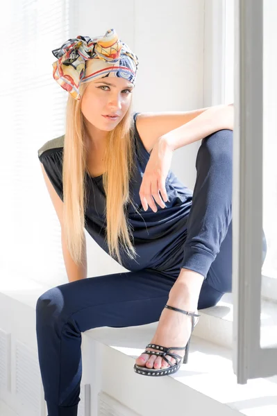 Fashionabla blondin i det öppna fönstret — Stockfoto