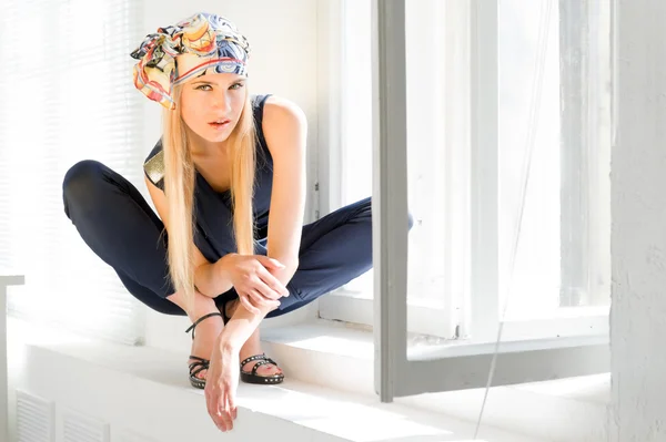 Modische Blondine am geöffneten Fenster — Stockfoto