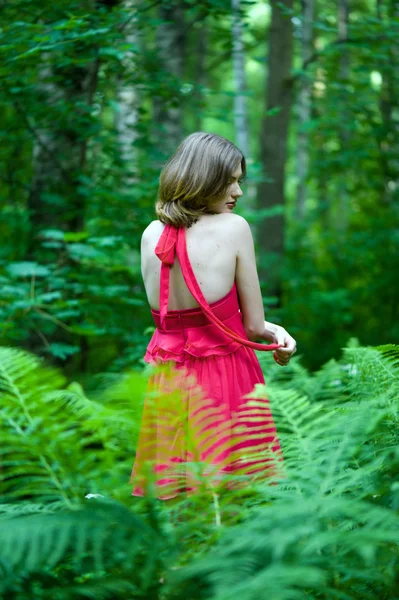 Vacker kvinna med nakna tillbaka i sommar skog — Stockfoto