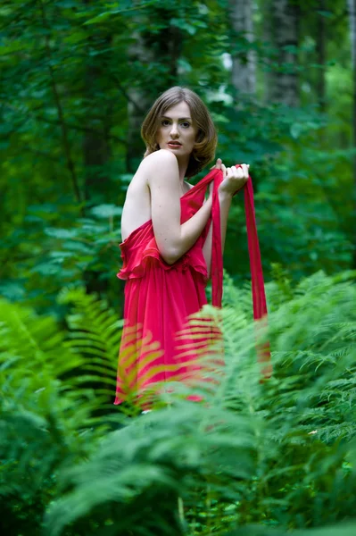 Krásná žena s nahou zpět v létě lese — Stock fotografie