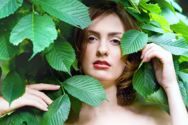 Πρόσωπο γυναίκας ανάμεσα στα φύλλα — Φωτογραφία Αρχείου
