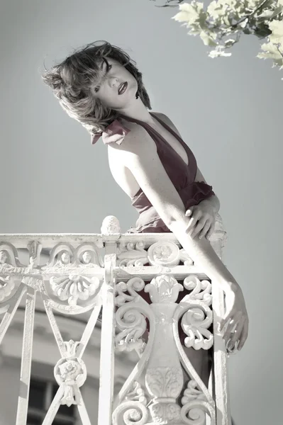 Krásná žena na balkóně — Stock fotografie