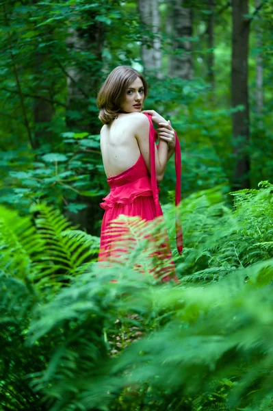 Belle femme avec dos nu En forêt d'été — Photo