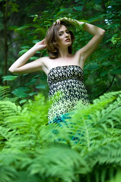 森の中の美しい女性。夏の時間 — ストック写真