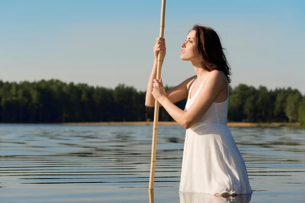 Hermosa mujer está parada en el lago. Hora de verano — Foto de Stock