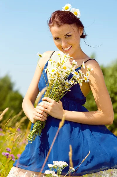 Summer meadow. beautiful woman with bunch of chamomiles — Stock Photo, Image