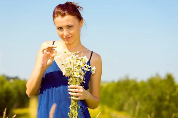 Літній луг. красива жінка з купою ромашок — стокове фото