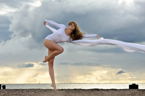 Vacker ballerina dansar på stranden — Stockfoto