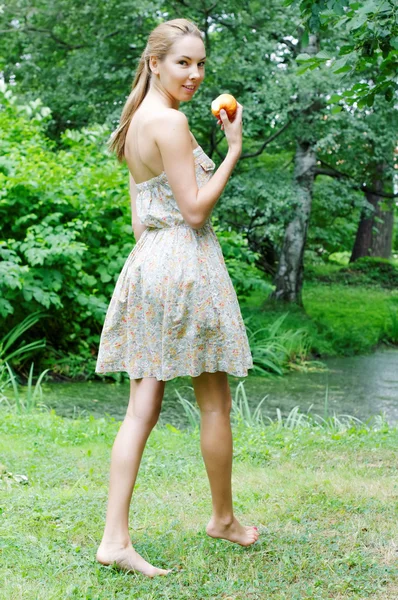 Όμορφη γυναίκα με το μήλο στο δάσος — Φωτογραφία Αρχείου