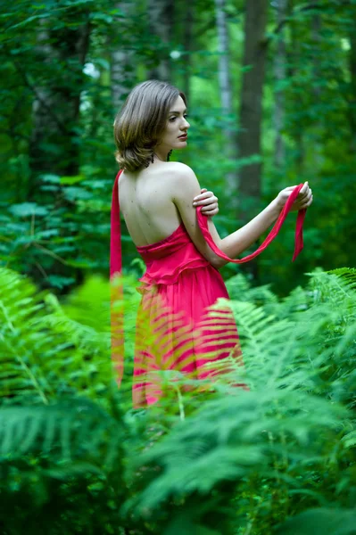 Όμορφη γυναίκα με γυμνό πίσω στο καλοκαίρι δάσος — Φωτογραφία Αρχείου
