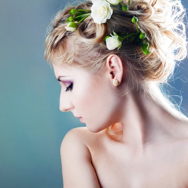 Elegante mujer de moda con flores —  Fotos de Stock