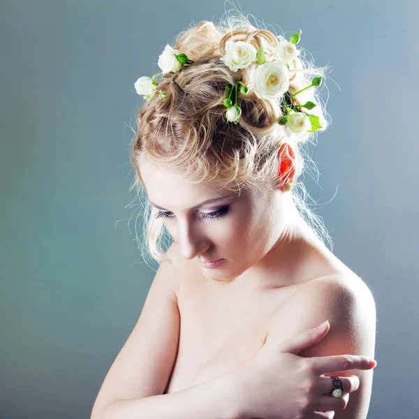 エレガントなファッショナブルな女性の花を持つ — ストック写真