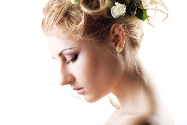 Elegante donna alla moda con fiori — Foto Stock