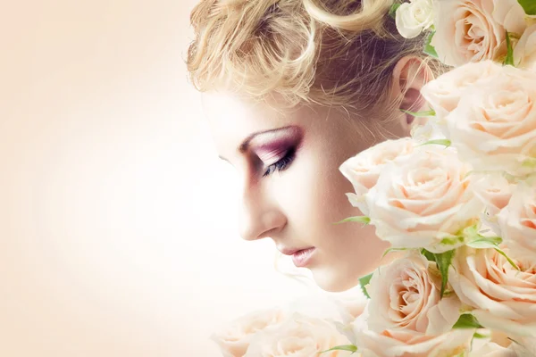 Elegante modieuze vrouw met bloemen — Stockfoto