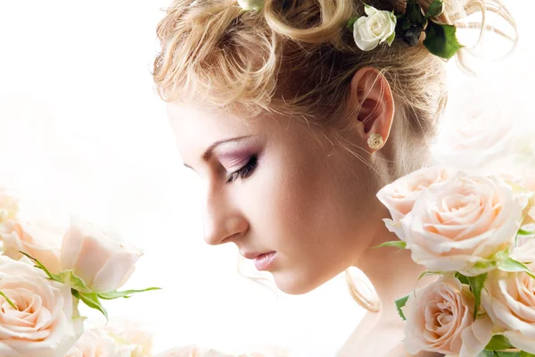 Mulher elegante e elegante com flores — Fotografia de Stock