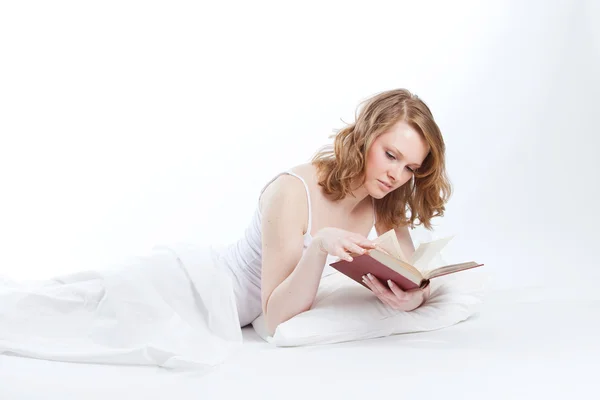 Jovem menina bonita lê livro — Fotografia de Stock