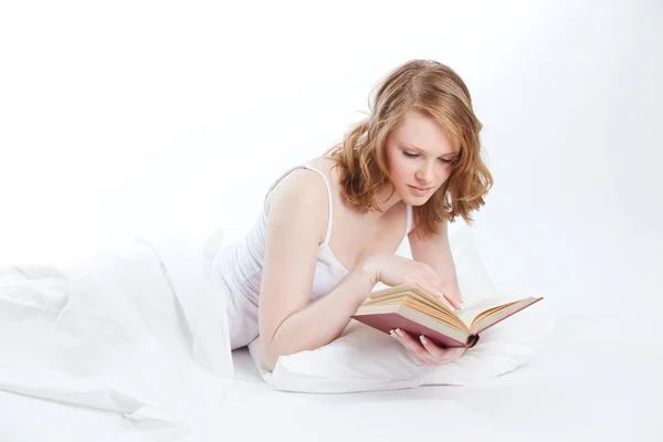 Giovane bella ragazza legge il libro — Foto Stock