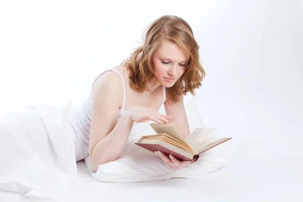 Молода красива дівчина читає книгу — стокове фото