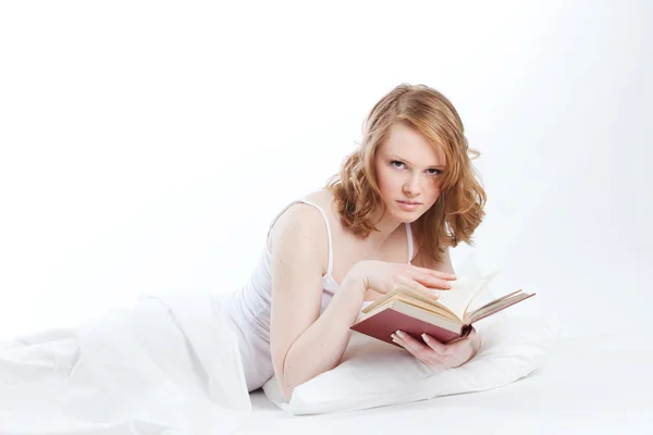 Молода красива дівчина читає книгу — стокове фото