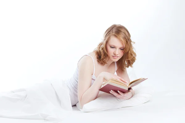 Giovane bella ragazza legge il libro — Foto Stock