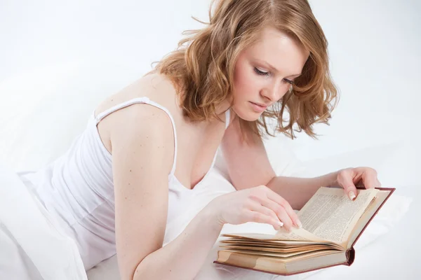 아름 다운 소녀가 읽는 책 — 스톡 사진