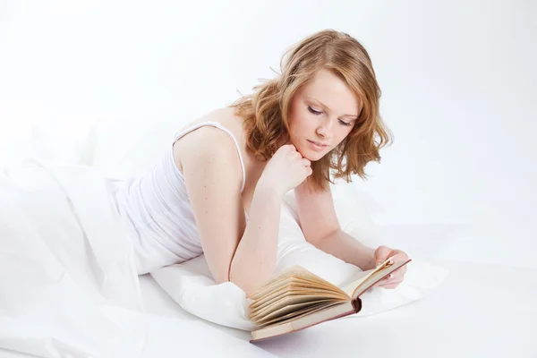 Young beautiful girl reads book — Stock Photo, Image