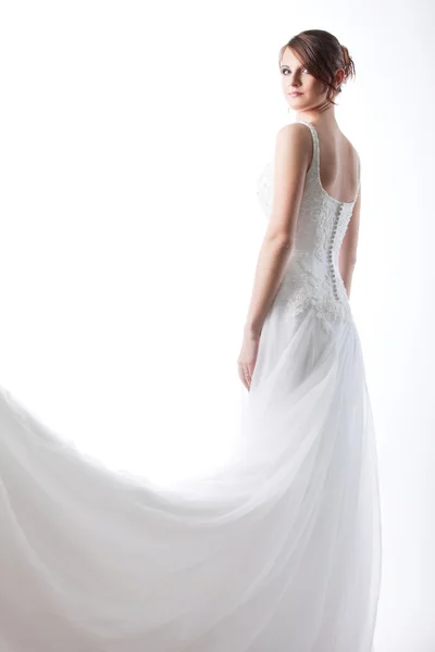 Красивая невеста в роскошном свадебном платье — стоковое фото